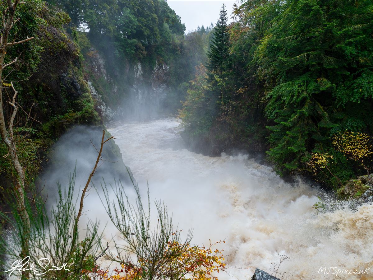 Highlighting the Reek of the water, Reekie in auld Scots means smokey/misty.

Photography by Malcolm J Smith